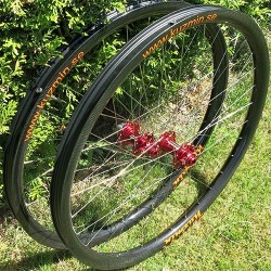 Unique – no external spoke holes. Hookless 37 mm wide rims 29" (ISO 622 mm) wheelset